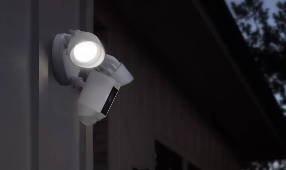 Kamera-monitoringu-Ring-Floodlight-Cam-Full-HD-Wifi-8SF1P7-WEU0-5-1024x1024